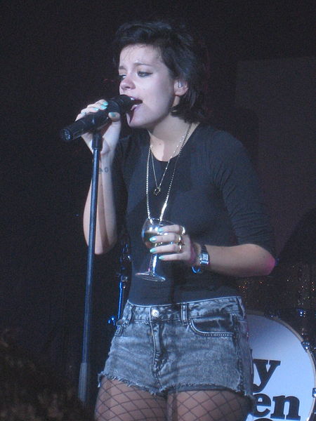 File:Lily Allen 04 - La cigale - 2009.jpg