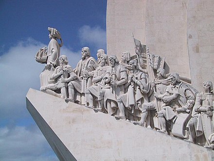 La "Monumento al la Malkovroj" en Lisbono, Portugalio, rememoras la famajn portugalajn esploristojn.