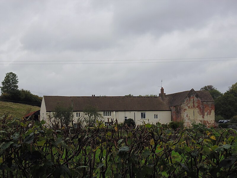 File:Llantarnam Pentre-Bach Farm-20-Oct-2013.JPG