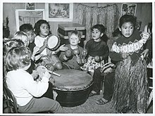 nenos e nenas tocando instrumentos na escola infantil de Logan Campbell en Auckland