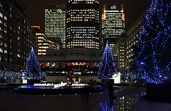 24/12: Il·luminació nadalenca a Cabot Square, plaça de Londres dedicada al navegant John Cabot.