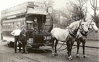 Los primeros tranvías con tracción a caballo se introdujeron en el Reino Unido.
