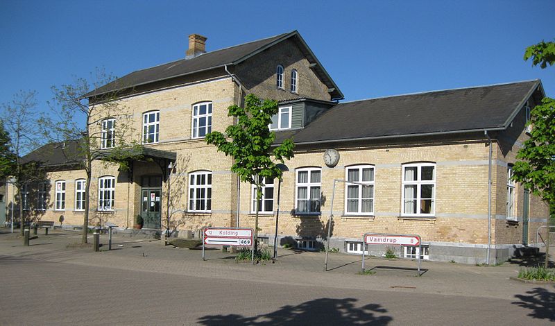 File:Lunderskov Stationsbygning.JPG