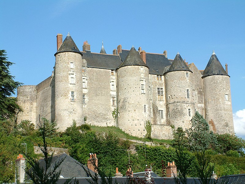 File:Luynes Chateau.jpg