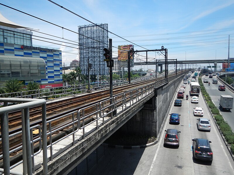 File:MRT-3 Tracks Magallanes 4.jpg