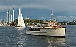 M/S Bellman och S/Y Princess Svanevit i Stockholms ström. I bakgrunden till vänster Skeppsholmen, till höger Gröna Lund.