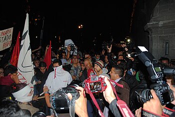 Miles de personas gritaron consignas como "¡Fue el Estado!", "¡Fuera Peña!" y "¡Vivos se los llevaron vivos los queremos!"