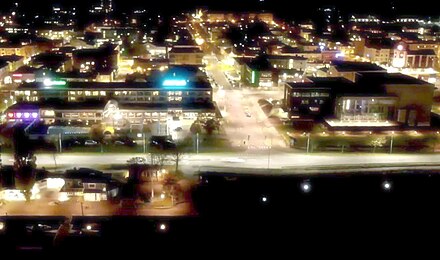 Une vue aérienne de Mariehamn la nuit