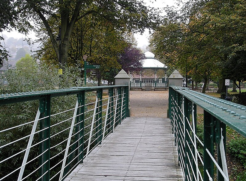 File:Matlock - Hall Leys Park Bandstand.jpg