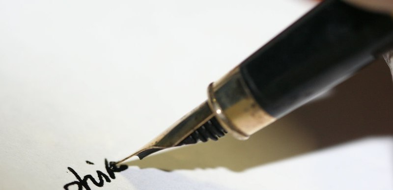 https://upload.wikimedia.org/wikipedia/commons/thumb/8/86/Modern-ftn-pen-cursive.jpg/800px-Modern-ftn-pen-cursive.jpg