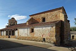 Moreruela de los Infanzones, Iglesia de San Pedro, fachada sur y este.jpg