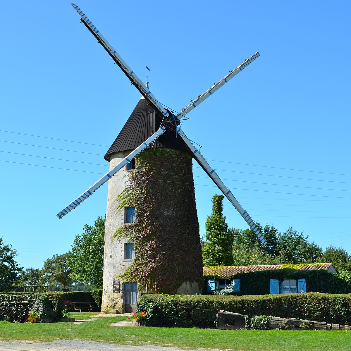 File:Moulin à vent dit Le Petit-Moulin - Chateauneuf (Vendée).jpg.