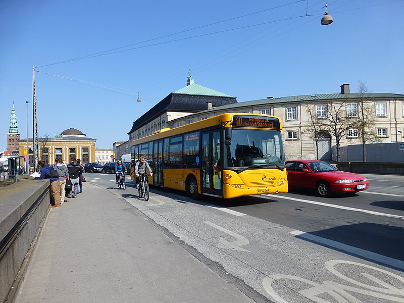 File:Movia bus line 40 on Stormbroen.JPG