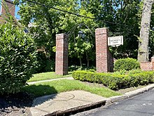 An entrance pier to the village at the Manhasset Woods Road-Northern Boulevard (NY 25A) intersection on September 6, 2021. Munsey Park Entrance Pier, Munsey Park, Long Island, New York September 6, 2021.jpg