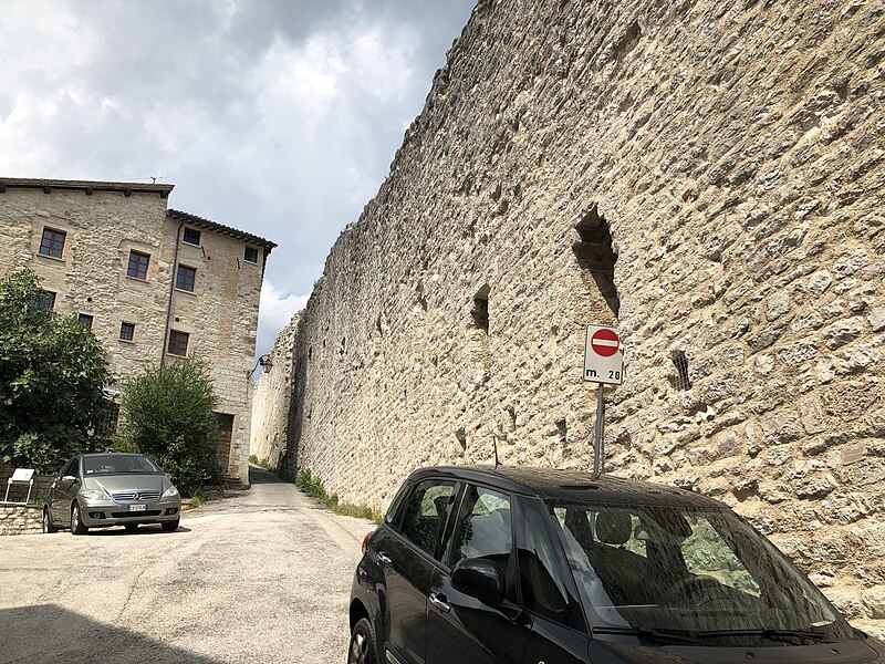 File:Mura di Gubbio.jpg