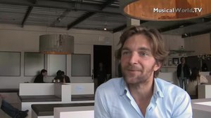 Archivo: Musicalworld.tv in de houding voor de Soldaat van Oranje.webm