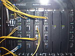 10-гигабитни рутер са етернет оптичким интерфејсима, жути каблови су за пренос сигнала на велике удаљености (мономодно оптичко влакно)
