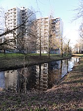 Valckenaerflats zich spiegelend in de voormalige kasteelgracht van kasteel Dukenburg