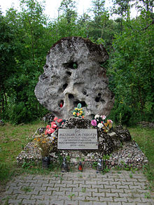Pomnik pamięci 96 mieszkańców wsi zamordowanych przez hitlerowców.