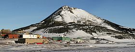 McMurdo Antarktik Üssü'nden görülen Gözlem Tepesi.