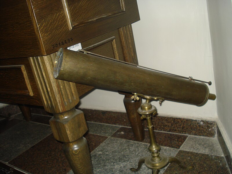 File:Old little telescope in VULibrary02.JPG