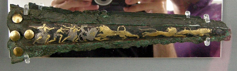 File:Oreficeria funebre micenea, XVI sec. ac., fodero di pugnale con decorazioni in oro 02.JPG