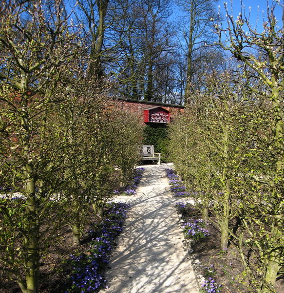 File:Ornamental Gardens and Dovecote - geograph.org.uk - 154302.jpg