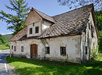 Osrednjeslovenska delavsko-kmečka hiša z mansardo