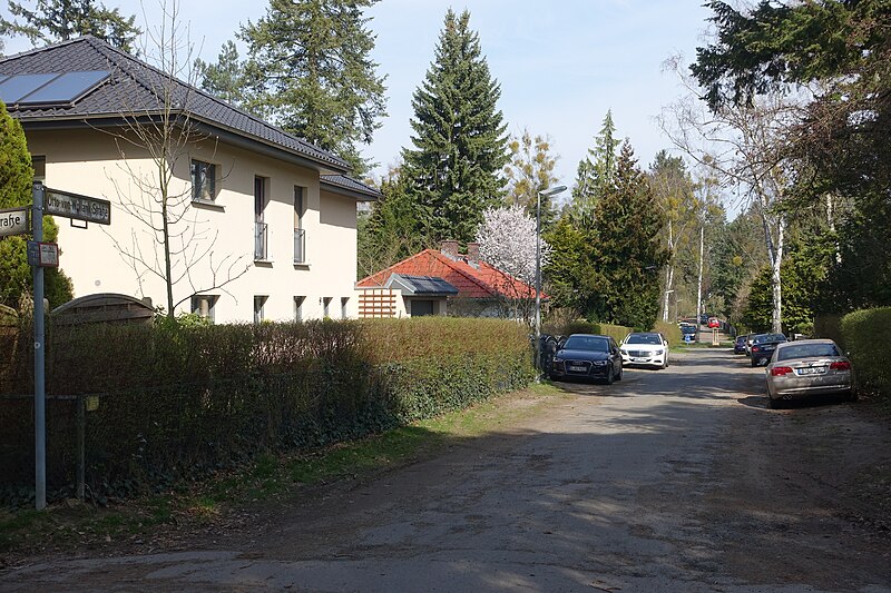 File:Otto-von-Wollank-Straße (Berlin-Kladow).JPG