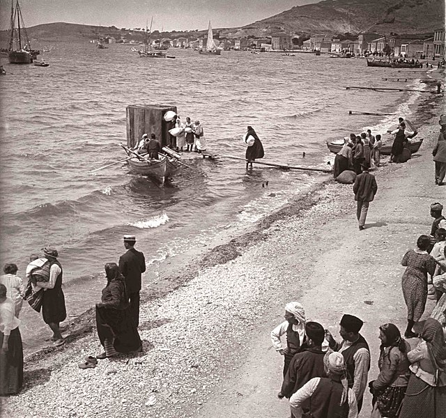Ottoman Greek women forced to leave Phocaea, 13 June 1914