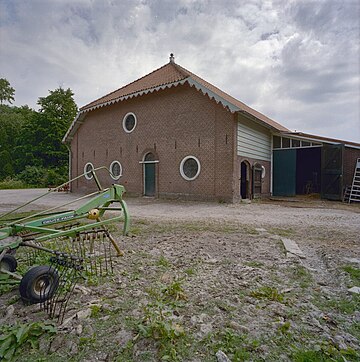 File:Overzicht boerderij met lichtgroene versierde daklijsten - Oostkapelle - 20343078 - RCE.jpg