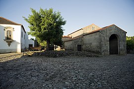 Fachada con nártex de la iglesia de São Pedro de Lourosa.