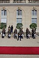 Garde républicaine dans la cour d'honneur du palais de l'Élysée