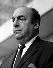 Photo en niveaux de gris de Pablo Neruda regardant au loin.