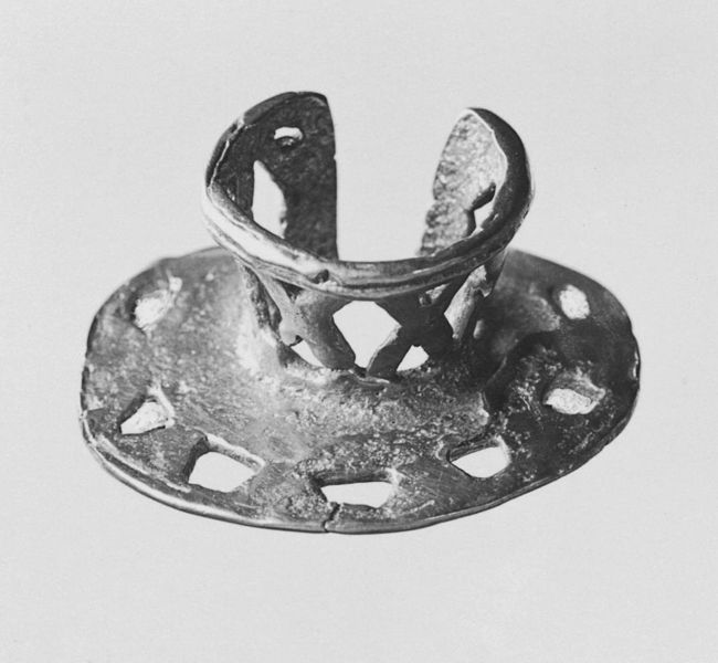 File:Panamanian - Nose Ring with Pierced Triangle and Diamond Decoration - Walters 57293 - Group.jpg