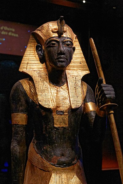 File:Paris - Toutânkhamon, le Trésor du Pharaon - Statue en bois du gardien du Ka du roi - 001.jpg