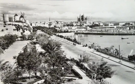 Aspecte inicial del passeig els anys 1950, un cop inaugurat i enllestits els primers rebliments i metres de sòl guanyats al mar.