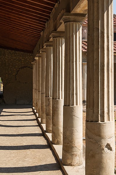 File:Peristyle 1 Oplontis Italy.jpg