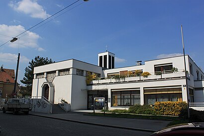 So kommt man zu dem Pfarrkirche Akkonplatz mit den Öffentlichen - Mehr zum Ort Hier