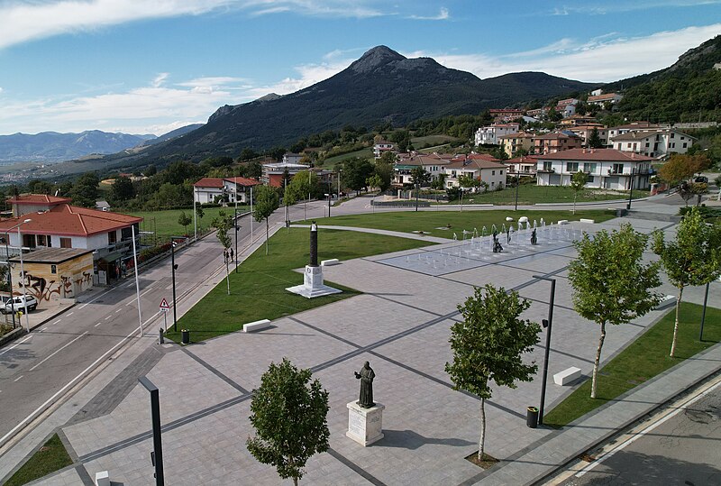 File:Piazza San Giovanni XXIII con vista sul Monte di Viggiano.jpg