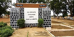 Place publique monuments aux morts à Aplahoué (Bénin)1.jpg