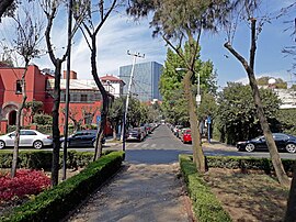 Vista de la Colonia Guadalupe Inn hacia el poniente desde el Parque de la Plaza Valverde. Al fondo se aprecian las construcciones de edificios de oficinas en avenida Revolución