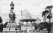 English: Christopher Columbus monument after the Square remodelling in 1896. Español: Estatua de Colón y quiosco tras la remodelación de la plaza en 1896.