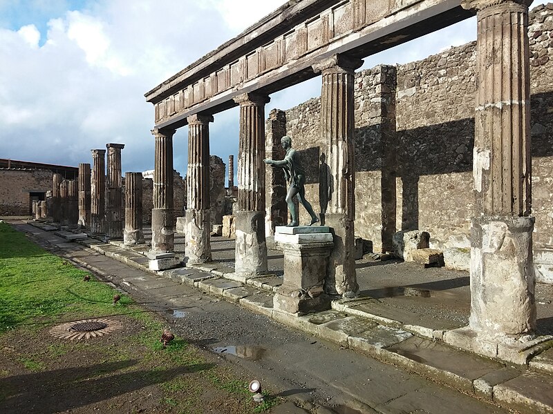 File:Pompeii Tempel van Apollo.jpg