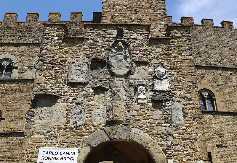 File:Poppi, castello dei conti guidi, esterno 07 stemmi.jpg