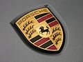 Porsche-Logo mit Hirschstangen und Farben Württembergs sowie dem Stuttgarter Rössle im Herzschild
