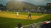 rencontre de baseball au Hadlock Field avec, en arrière-plan, vue sur le Portland Exposition Building.