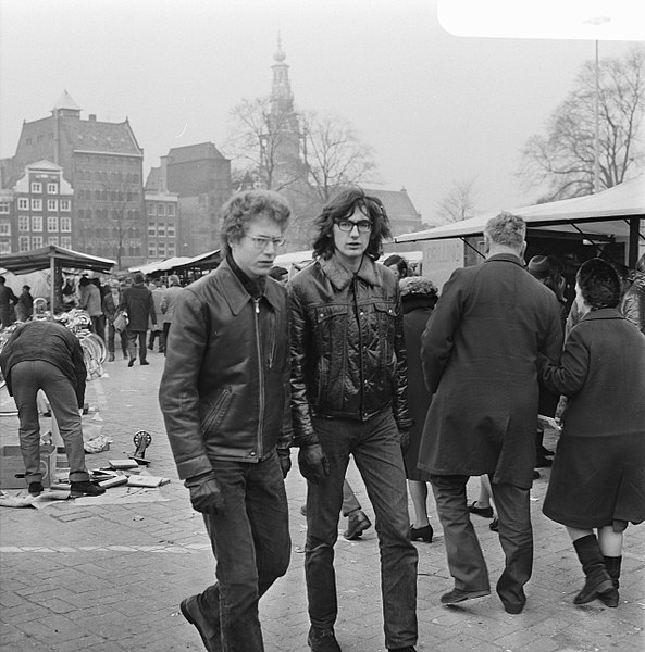 File:Publiek op Waterlooplein, Amsterdam, Bestanddeelnr 924-2894.jpg