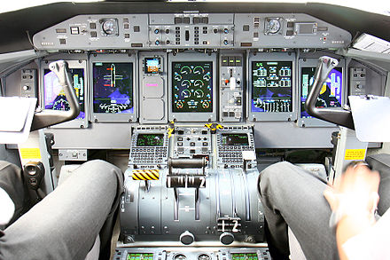 Кабина qq и кенели. Dash 8 q400 кабина. Q400 Cockpit. Bombardier Dash 8 q400 Cockpit. Bombardier q400 кабина.