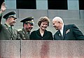 Os cosmonautas Iuri Gagárin, Pavel Popovich, Valentina Tereshkova e o presidente soviético Nikita Khruschov na tribuna.